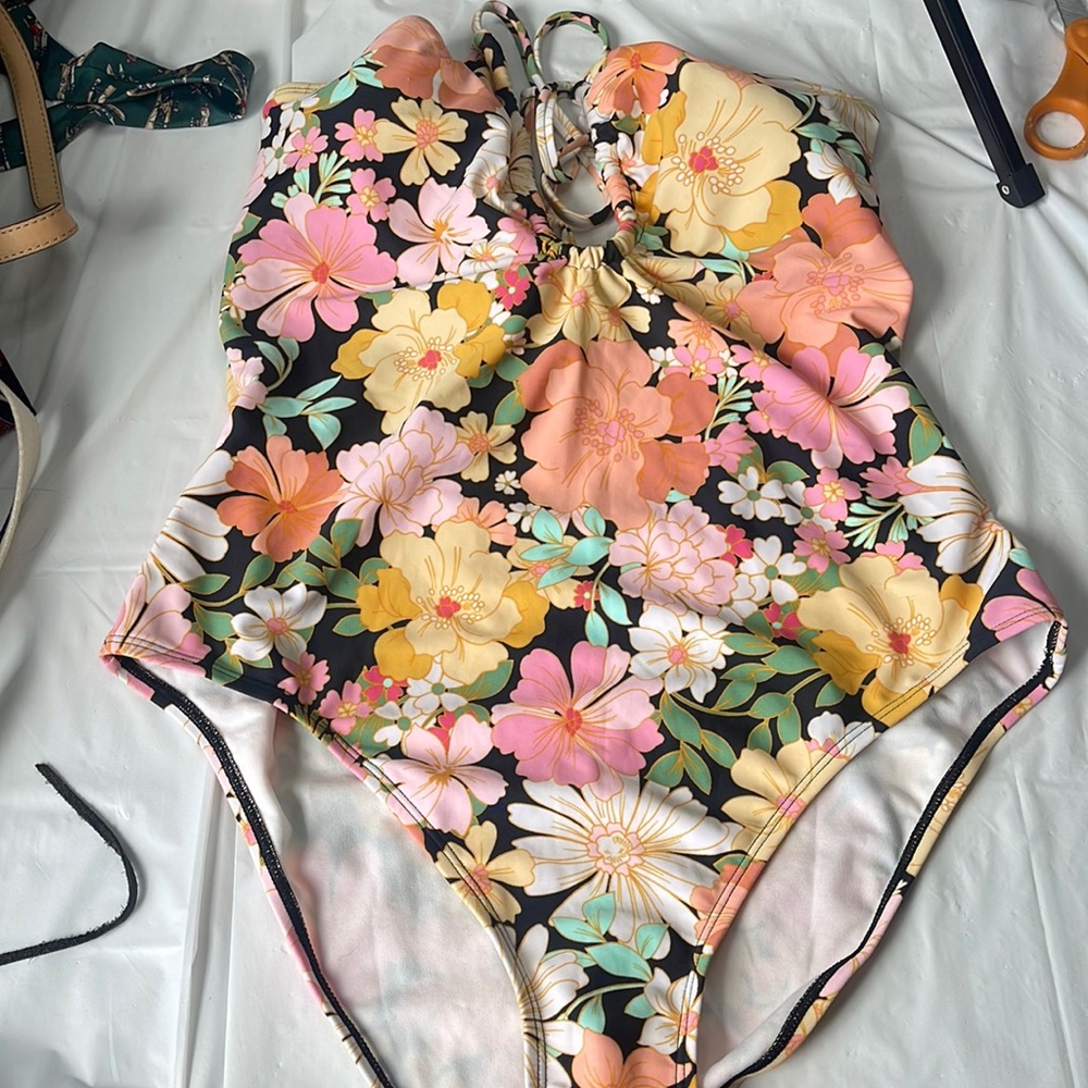 🌺Women’s swimsuit halter with tie in the back